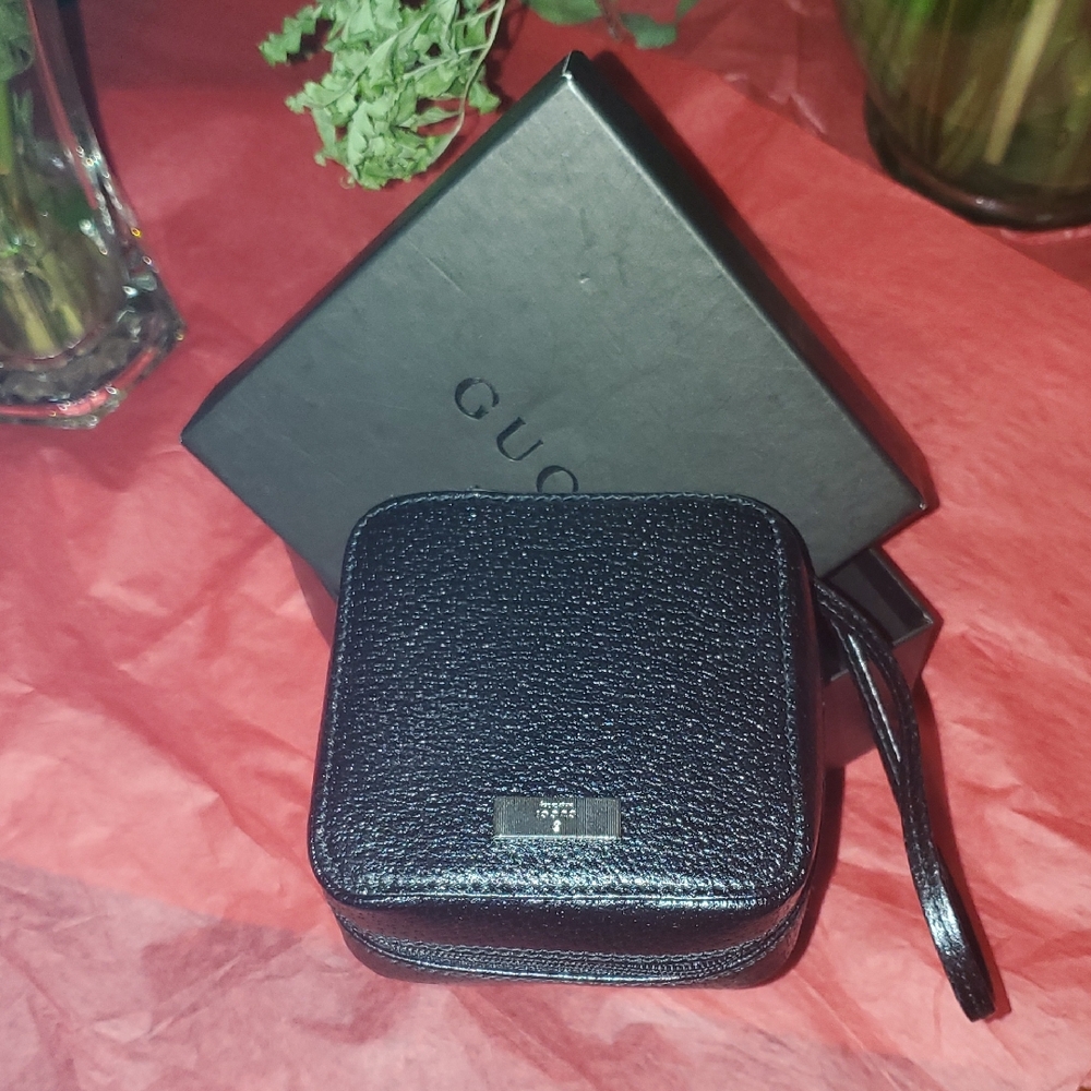 Gucci Black Textured Leather Pouch With Mirror And Box